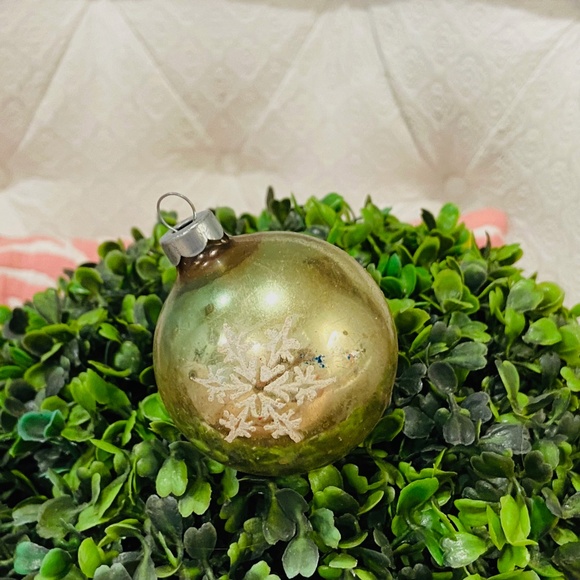 N14-Rare Vintage Green & White 1970's Snowflake Glass Christmas Ornament - Picture 2 of 12